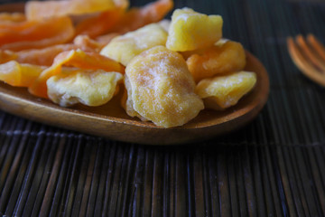 木製の皿に盛ったリンゴグラッセとメロングラッセ