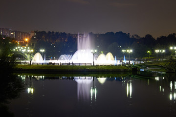 Fototapeta na wymiar Night fountain show at Tsaritsyno Park