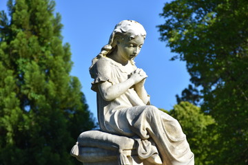 Fototapeta na wymiar Small statue in a cemetery 
