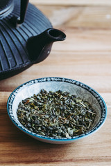 Feuilles de thé vert et menthe sèche pour infusion dans un bol