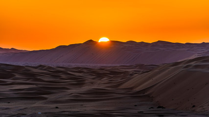 Fototapeta na wymiar sunset in the desert liwa ,abu dhabi , united arab emirates