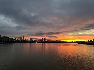 Fototapeta premium zachód słońca nad Seulem przez Han River Szare tło