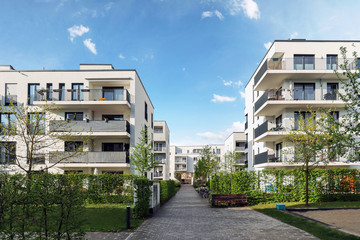 Stadtbild eines Wohngebiets mit modernen Mehrfamilienhäusern, neue grüne Stadtlandschaft in der Stadt