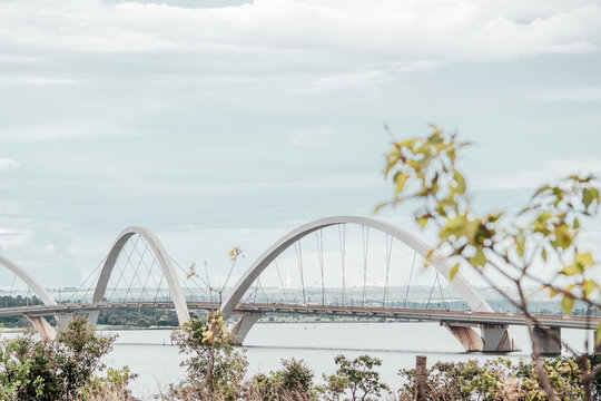 Lago Paranoa e a Ponte Juscelino Kubitschek na cidade de Brasilia, Brasil.