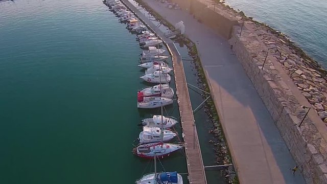 V&iacute;deo de Drone del Puerto de Pen&iacute;scola, un pueblecito en el mar Mediterr&aacute;neo. Espa&ntilde;a / Drone video of the Port of Pen&iacute;scola, a small town in the Mediterranean Sea. Spain 