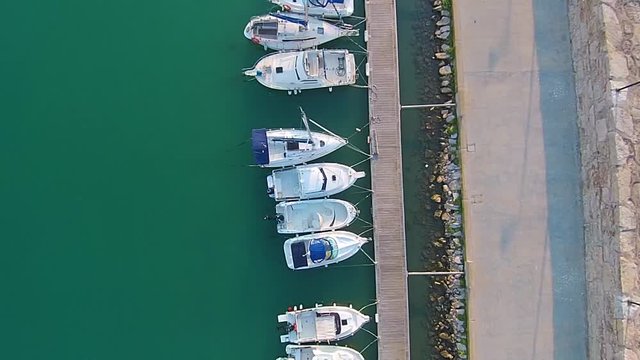 V&iacute;deo de Drone del Puerto de Pen&iacute;scola, un pueblecito en el mar Mediterr&aacute;neo. Espa&ntilde;a / Drone video of the Port of Pen&iacute;scola, a small town in the Mediterranean Sea. Spain 