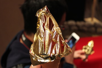 豪華な金箔ソフトクリーム　金沢にて gold ice cream
