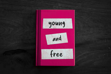 Obraz premium A pink book with a simple three worded message written on the front. 