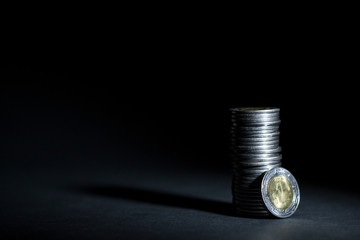 Monedas mexicanas apiladas
