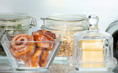Detalle de alimentos en refrigerador, en recipientes de vidrio, libres de plástico
