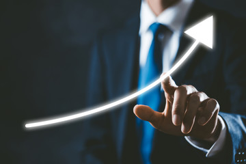 上昇する矢印とビジネスマン