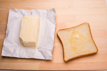 バターとバターを乗せて焼いた食パン