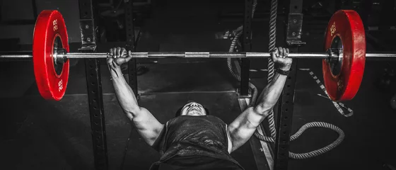 Foto op Plexiglas Aziatische sterke atletische man met training en bodybuilding met halters gewichtheffen in sportschool en fitnessclub in donkere two tone © Mongkolchon