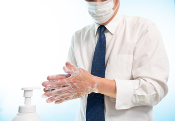 マスクをはめたビジネスマン　手洗い　ソープ　感染予防