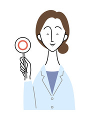 マル（正解）の札を持った女性医師
