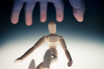 可愛い木製のデッサン人形と人間の手