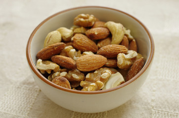器に盛り合わせたミックスナッツ