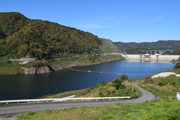 寒河江ダム（ダム湖百選）／ 山形県西川町にある、県内最大のダムです。ダムによって形成された人造湖は、月山より名を取って月山湖（がっさんこ）と命名され、財団法人ダム水源地環境整備センターが選定する、ダム湖百選に選ばれています。