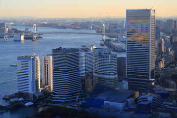 夕暮れ時の竹芝桟橋・高層ビル群とレインボーブリッジ © isami