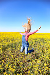 Fototapeta premium Girl jumping in the field
