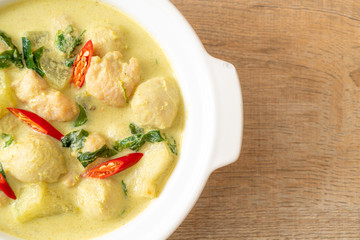 green curry soup with minced pork and meat ball