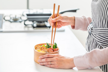 お弁当を作るシーン　Make a lunch box in the kitchen