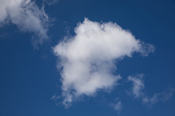 Obraz premium Blue sky with textured clouds in