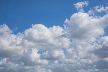 Fototapeta premium Blue sky with textured clouds in