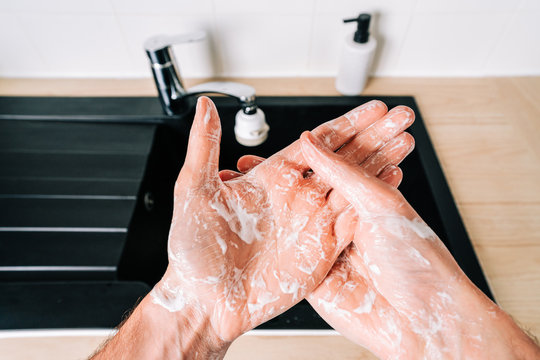 Nettoyage des mains dans un évier afin d'appliquer les gestes barrières liés à la propagation du virus covid-19