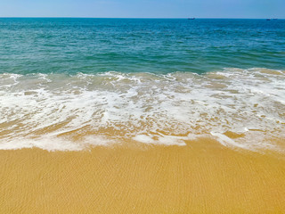 Obraz premium waves on the beach of Arabian sea under clear sky