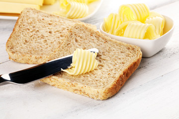 Toasted bread with fresh butter curls. margarine or spread, natural dairy product on breakfast bread - obrazy, fototapety, plakaty