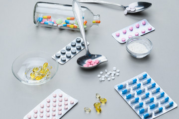 Obraz na płótnie Canvas medicine tablets vitamins on the table in the group