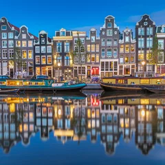 Zelfklevend Fotobehang Nachtzicht op de stad Amsterdam. Beroemde Nederlandse zenders en geweldig stadsbeeld. © romantiq