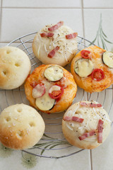 自宅でパン作り　フォカッチャ　フォカッチャピザ　おかずパン