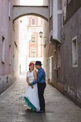 Brautpaar in einer Gasse mit italienischem Flair
