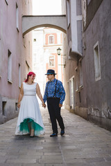 Obraz na płótnie Canvas Brautpaar in einer Gasse mit italienischem Flair
