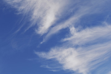 Cirrus Wolken an blauem Himmel