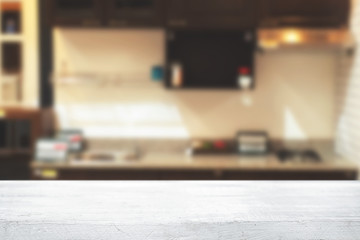 Obraz premium Wood desk space and blurred of kitchen background. for product display montage. business presentation.