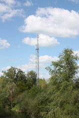 Obraz premium Sendemast in der Natur, bei blauem Himmel