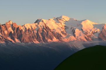 Naklejka premium Paisaje de montaña en los Alpes