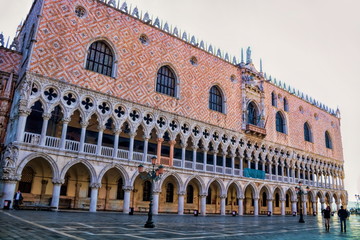 venedig, italien - palazzo ducale an der piazzetta san marco
