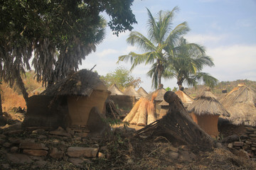 tradycyjne afrykańskie domy z gliny słomy w starej  wiosce - obrazy, fototapety, plakaty