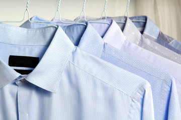 camisas colgadas en perchas planchadas en la tintorer&iacute;a