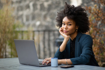 Obraz na płótnie Canvas black businesswoman sitting with laptop computer