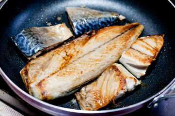 鯖の塩焼き（調理中）
