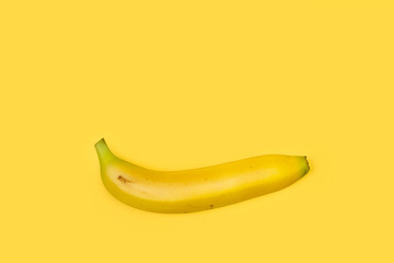Plátano sobre fondo amarillo brillante aislado. Vista superior. Copy space