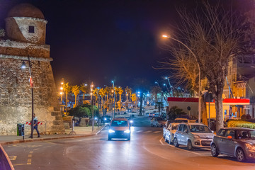 Fototapeta na wymiar Traffic in Alghero sea front at night