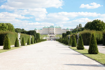 Fototapeta na wymiar Beautiful view of famous Schloss Belvedere, built by Johann Lukas von Hildebrandt as a summer residence for Prince Eugene of Savoy