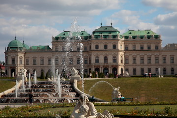 Obraz premium Beautiful view of famous Schloss Belvedere, built by Johann Lukas von Hildebrandt as a summer residence for Prince Eugene of Savoy
