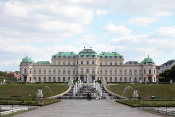Obraz premium Beautiful view of famous Schloss Belvedere, built by Johann Lukas von Hildebrandt as a summer residence for Prince Eugene of Savoy